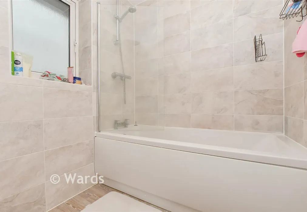 Bathroom - Swift Avenue, Finberry, Ashford, Kent - Wards of Kent