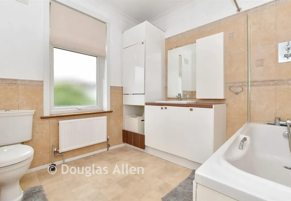Bathroom - Richmond Road, Ilford, Essex - Wards of Kent