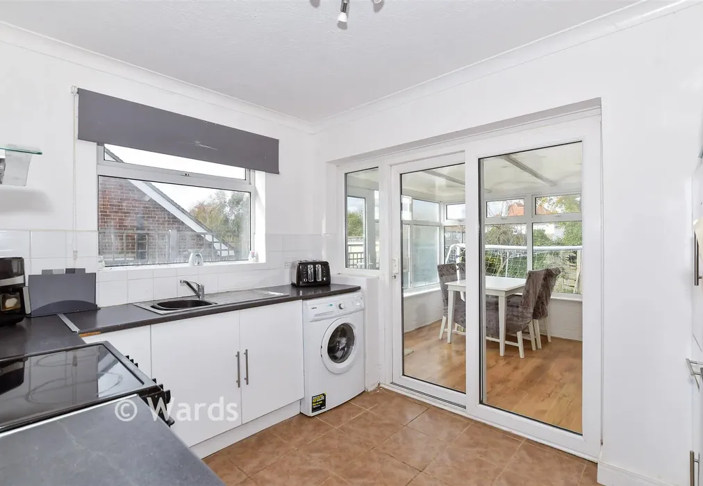 Kitchen - Valley Drive, Maidstone, Kent - Wards of Kent