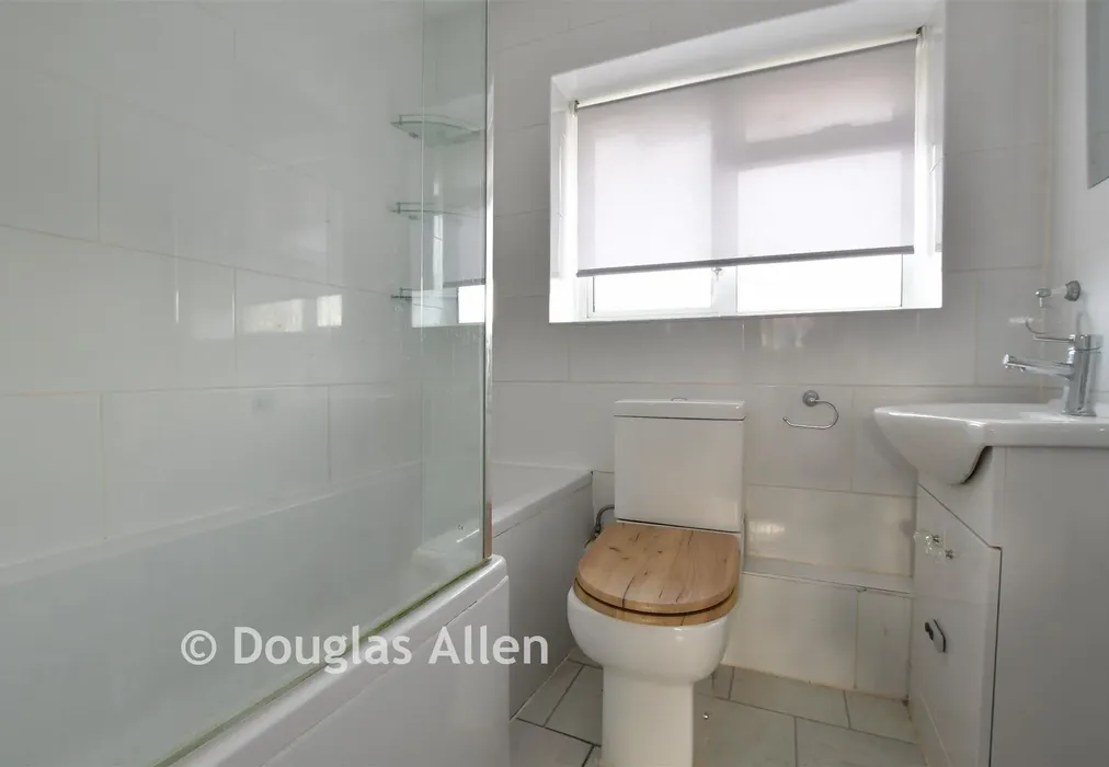 Bathroom - Boult Road, Basildon, Essex - Wards of Kent