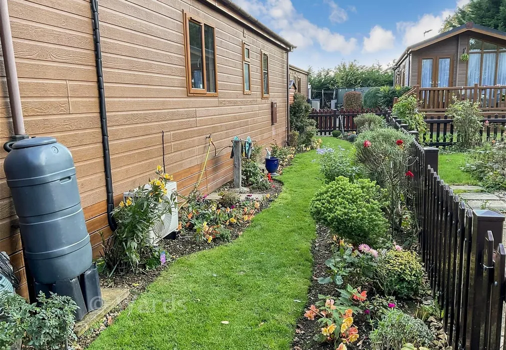 Side Garden - Church Hill, Boughton Monchelsea, Maidstone, Kent - Wards of Kent