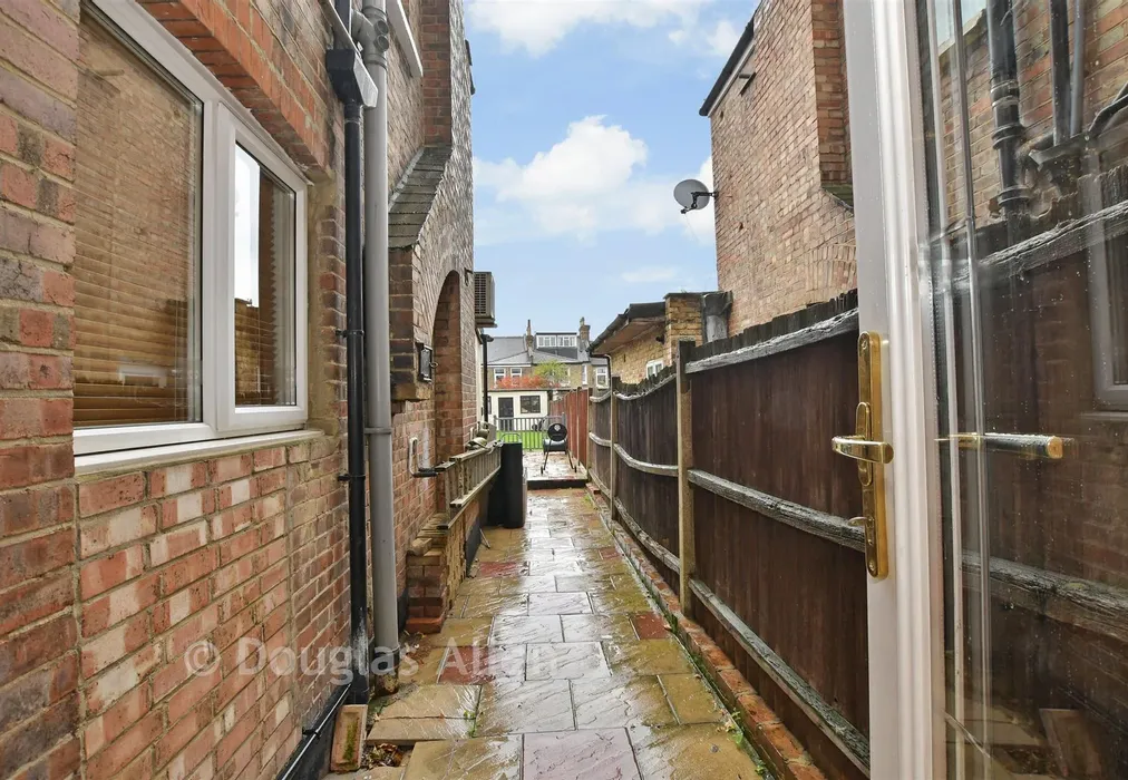 Side Garden - Colchester Road, Leyton - Wards of Kent