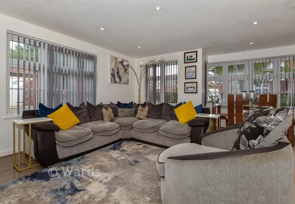 Lounge/Diner - Cobnut Avenue, Maidstone, Kent - Wards of Kent