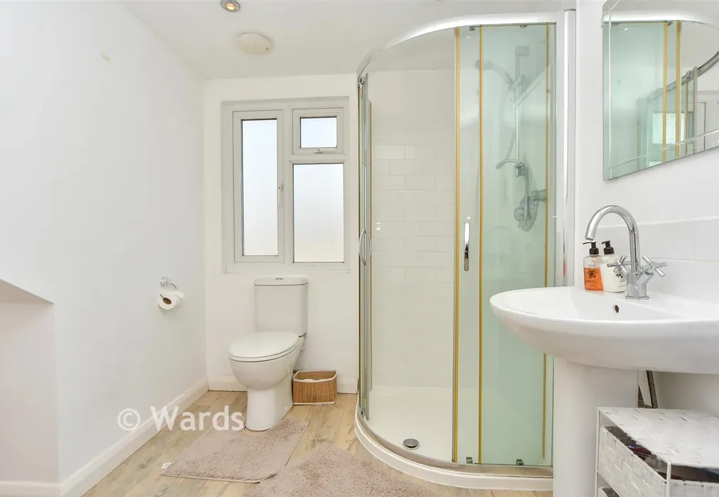 Family Bathroom - St. Margaret's Drive, Wigmore, Gillingham, Kent - Wards of Kent