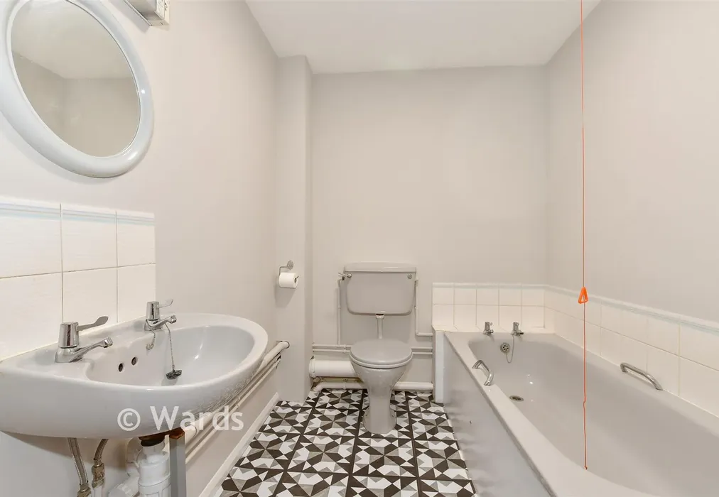 Bathroom - Beach Street, Herne Bay, Kent - Wards of Kent