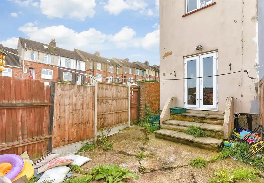Rear Garden - Clarence Road, Chatham, Kent - Wards of Kent