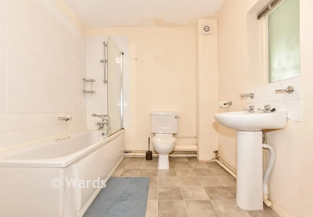 Bathroom - Radnor Bridge Road, Folkestone, Kent - Wards of Kent