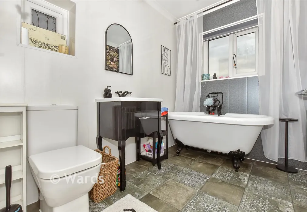 Bathroom - Castle Way, Leybourne, Kent - Wards of Kent
