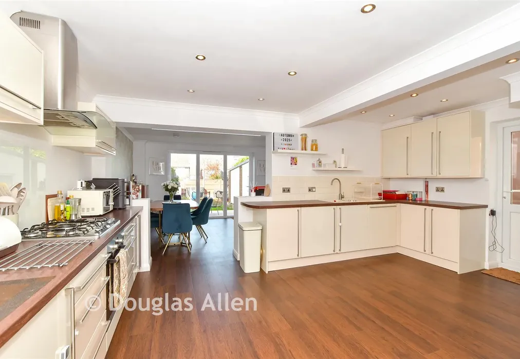 Kitchen - Woodberry Down, Epping, Essex - Wards of Kent