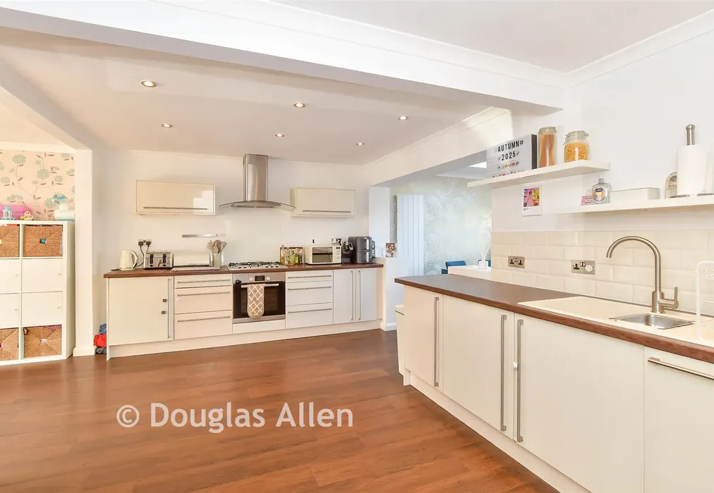 Kitchen - Woodberry Down, Epping, Essex - Wards of Kent