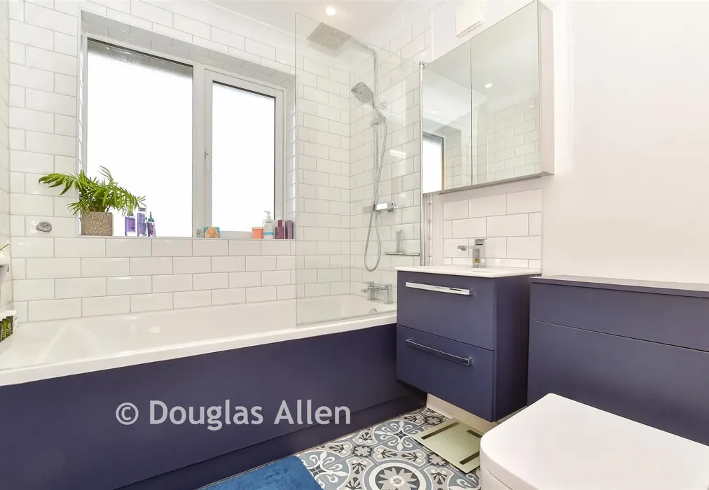 Bathroom - Woodberry Down, Epping, Essex - Wards of Kent
