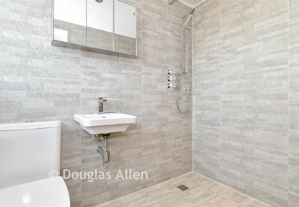 En-Suite - Woodberry Down, Epping, Essex - Wards of Kent