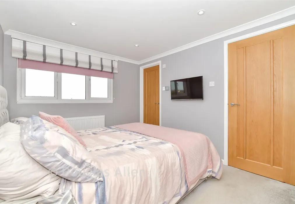 Bedroom 1 - Woodberry Down, Epping, Essex - Wards of Kent