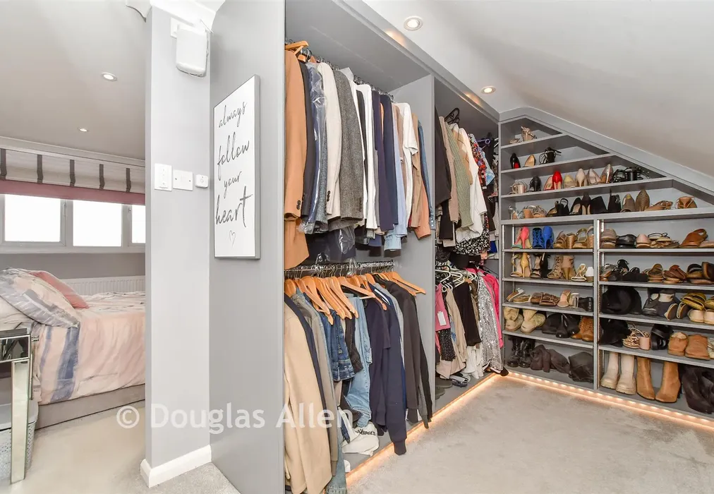Dressing Area - Woodberry Down, Epping, Essex - Wards of Kent