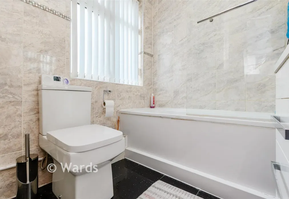 Bathroom - Northumberland Avenue, Welling, Kent - Wards of Kent
