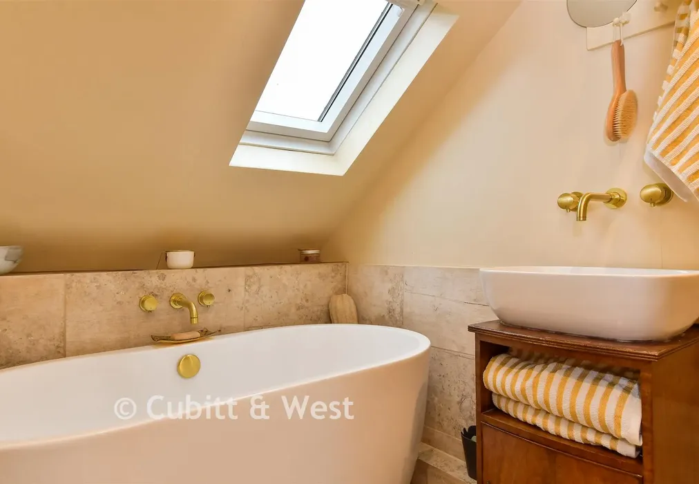 En-Suite - Pitt Gardens, Woodingdean, Brighton, East Sussex - Wards of Kent