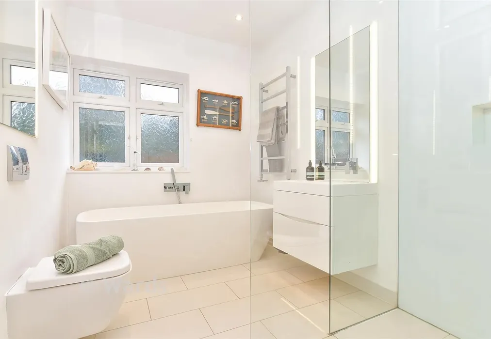 Bathroom - Bennetts Avenue, West Kingsdown, Sevenoaks, Kent - Wards of Kent