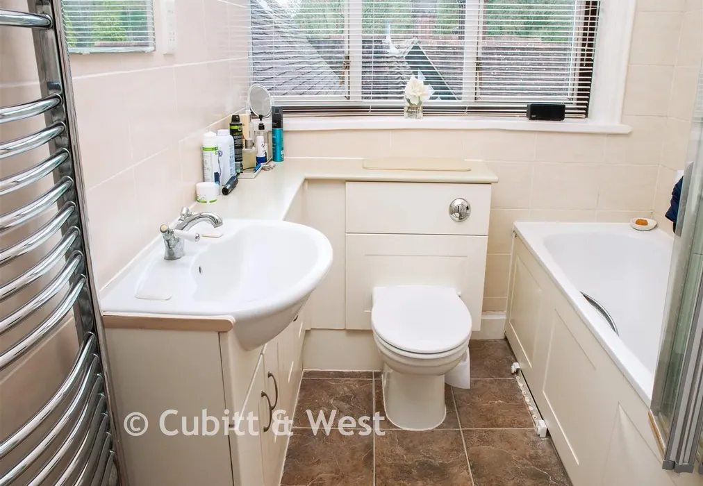 Bathroom - Trulls Hatch, Argos Hill, Rotherfield, East Sussex - Wards of Kent