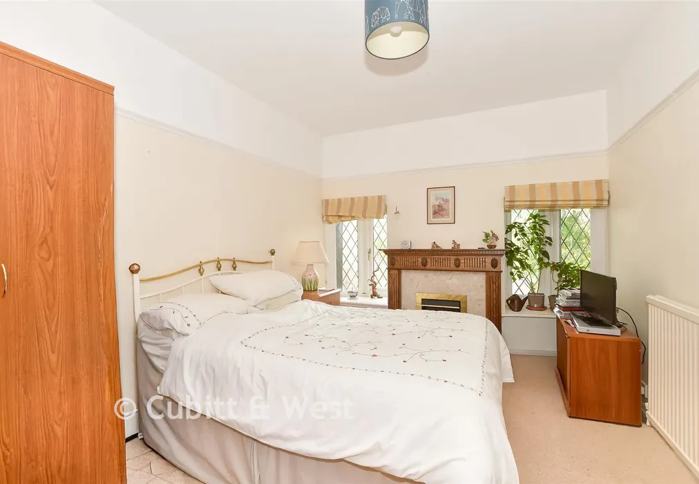 Bedroom 1 - Trulls Hatch, Argos Hill, Rotherfield, East Sussex - Wards of Kent