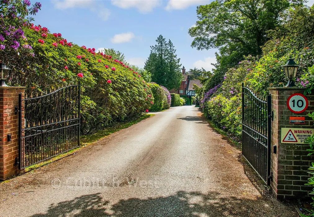 Entrance - Trulls Hatch, Argos Hill, Rotherfield, East Sussex - Wards of Kent