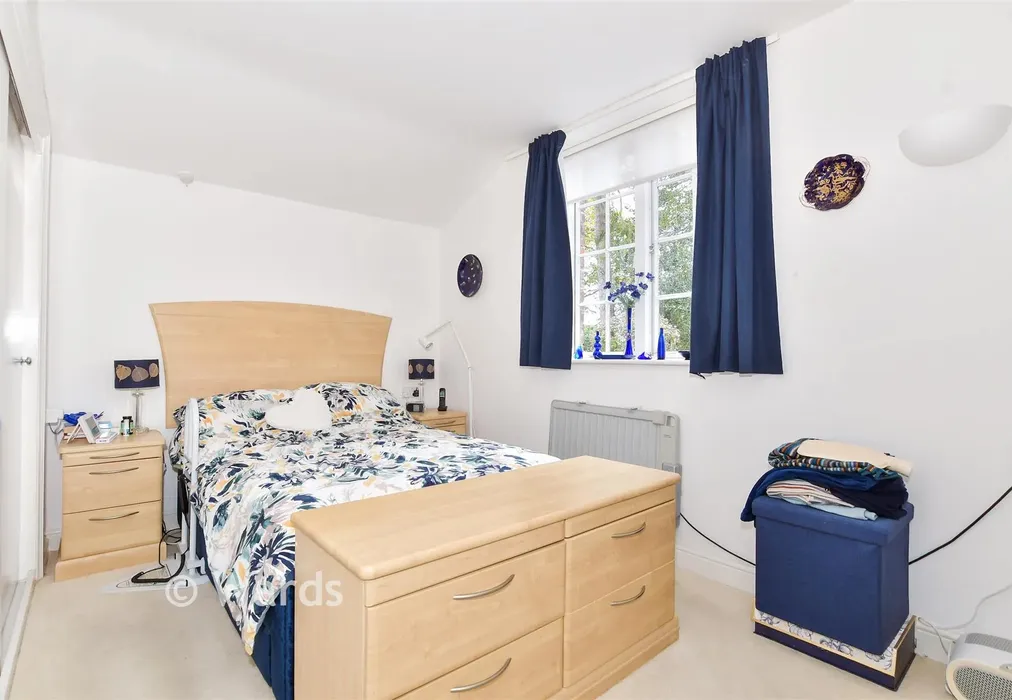 Bedroom 1 - Barham Mews, Teston, Maidstone, Kent - Wards of Kent