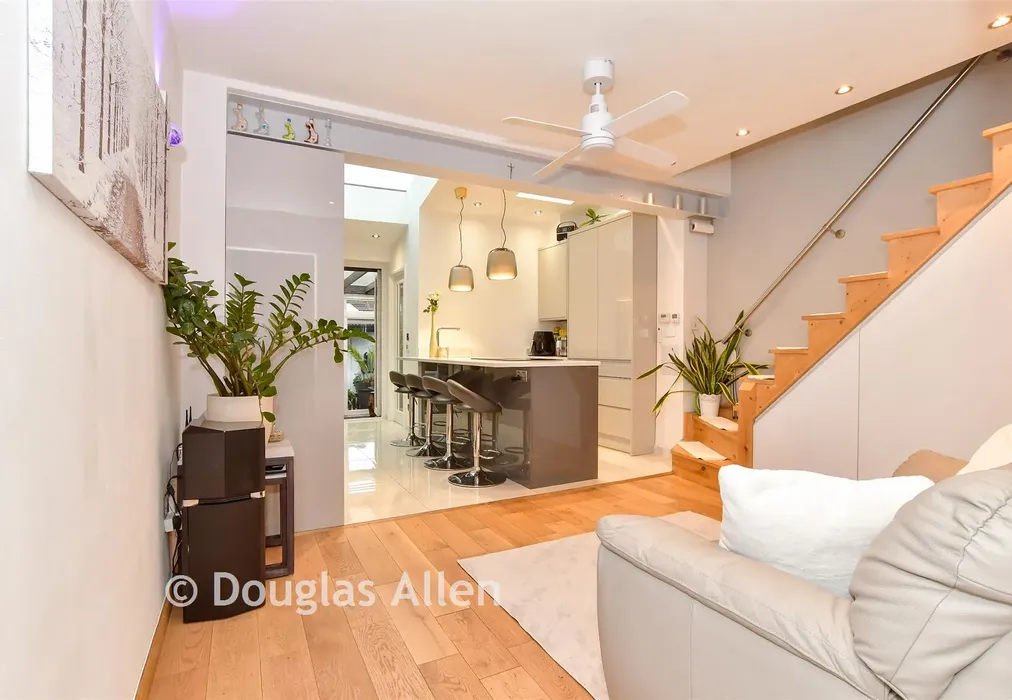 Family Area - Elm Park Avenue, Hornchurch, Essex - Wards of Kent