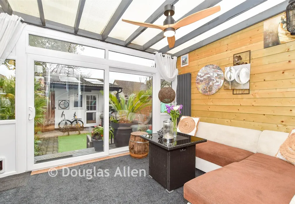 Garden Room - Elm Park Avenue, Hornchurch, Essex - Wards of Kent