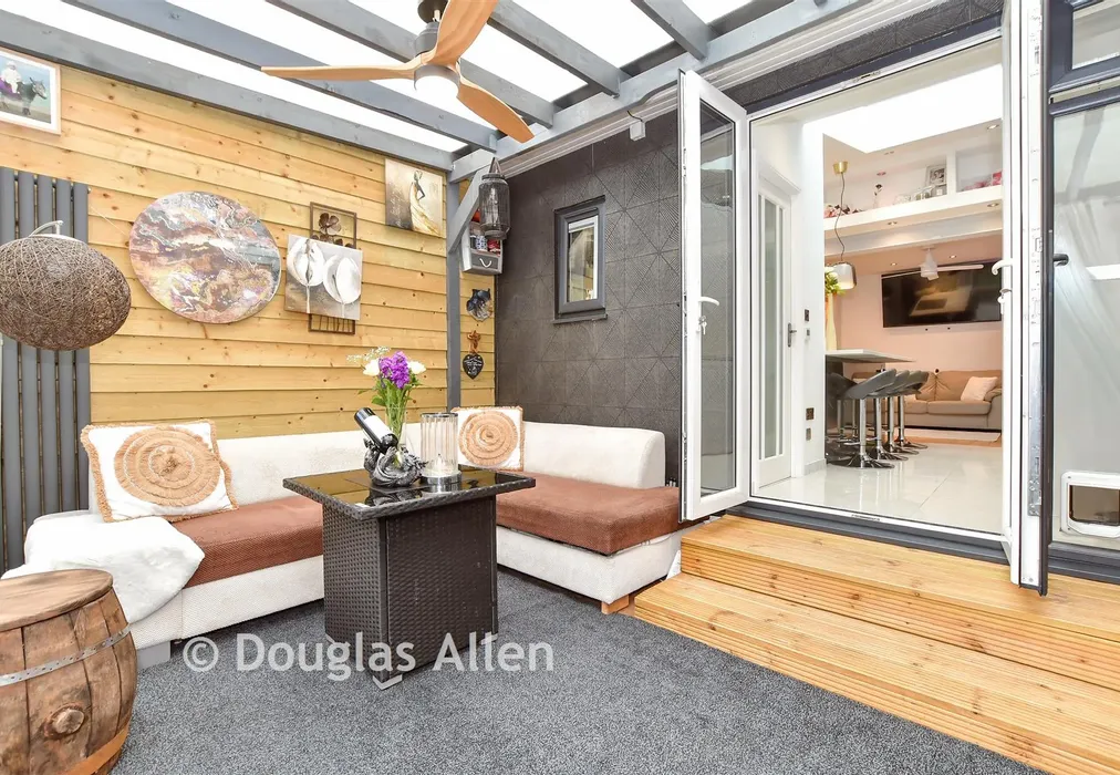 Garden Room - Elm Park Avenue, Hornchurch, Essex - Wards of Kent