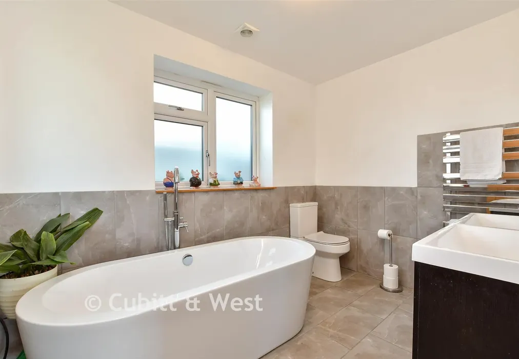 En-Suite Bathroom - Downsview Avenue, Woodingdean, Brighton, East Sussex - Wards of Kent