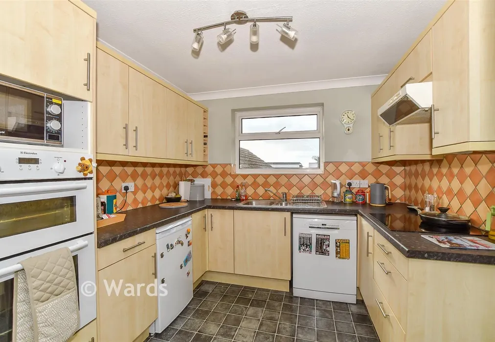 Kitchen - Valebrook Close, Folkestone, Kent - Wards of Kent