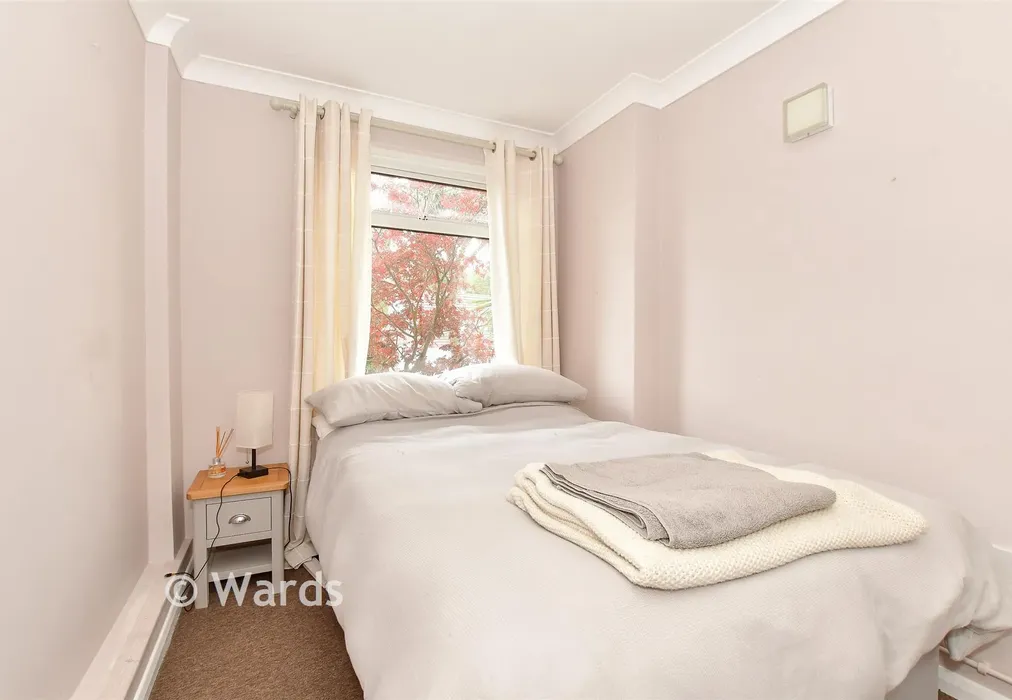 Bedroom 1 - Valebrook Close, Folkestone, Kent - Wards of Kent