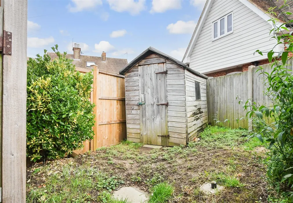 Side Garden - Shalmsford Street, Chartham, Canterbury, Kent - Wards of Kent