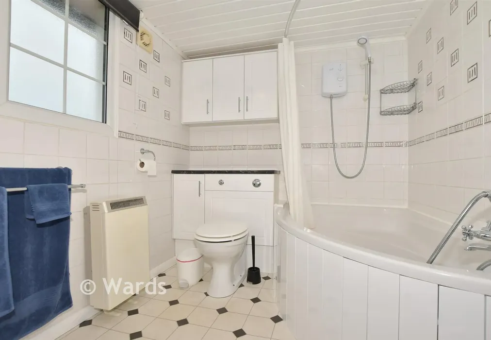 Bathroom - Swan Lane, Sellindge, Ashford, Kent - Wards of Kent