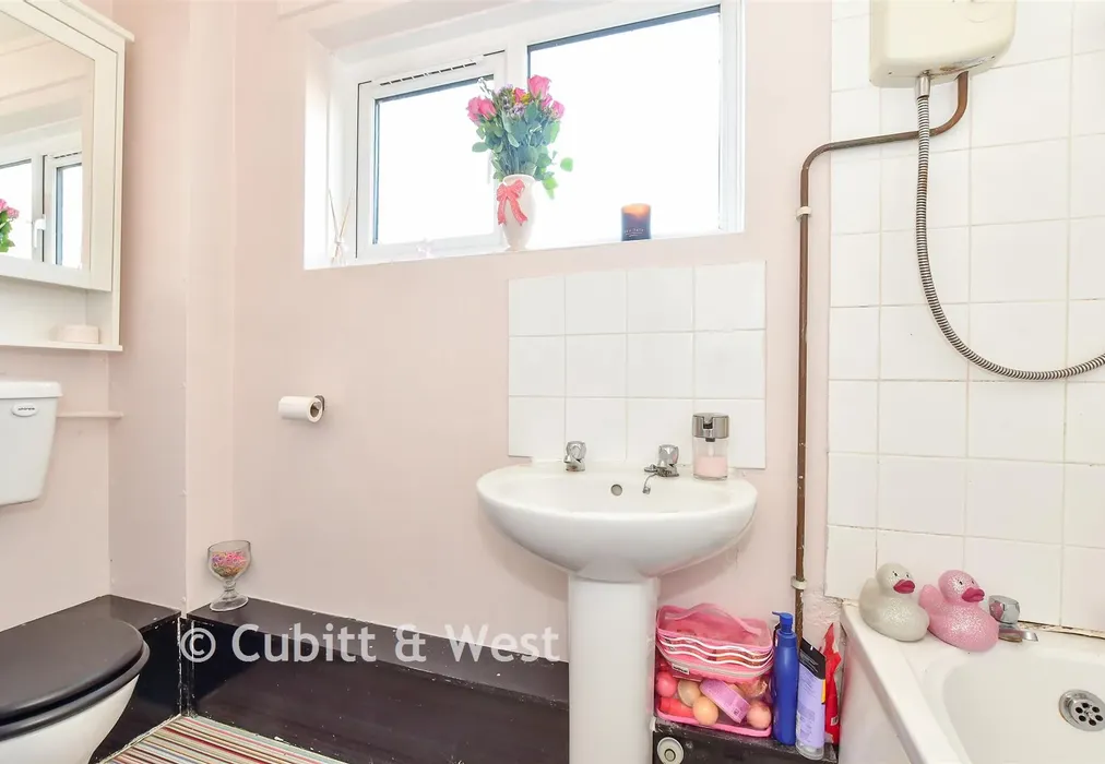Bathroom - Spinney North, Pulborough, West Sussex - Wards of Kent