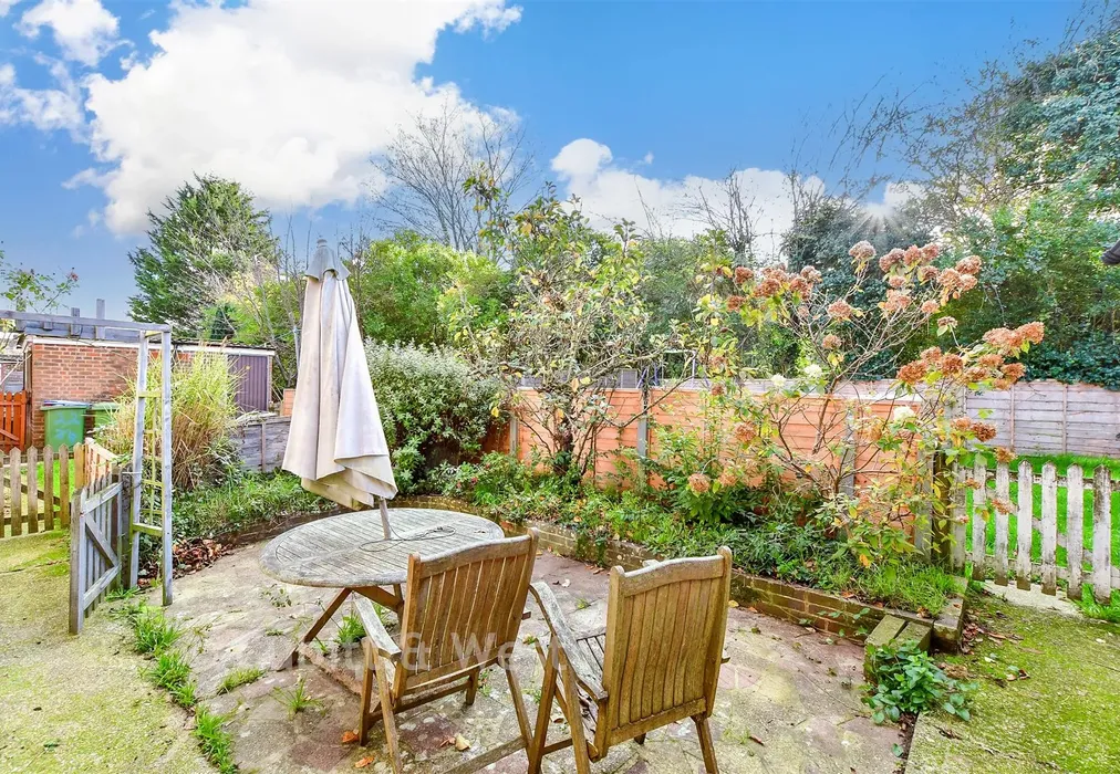 Rear Garden - Spinney North, Pulborough, West Sussex - Wards of Kent