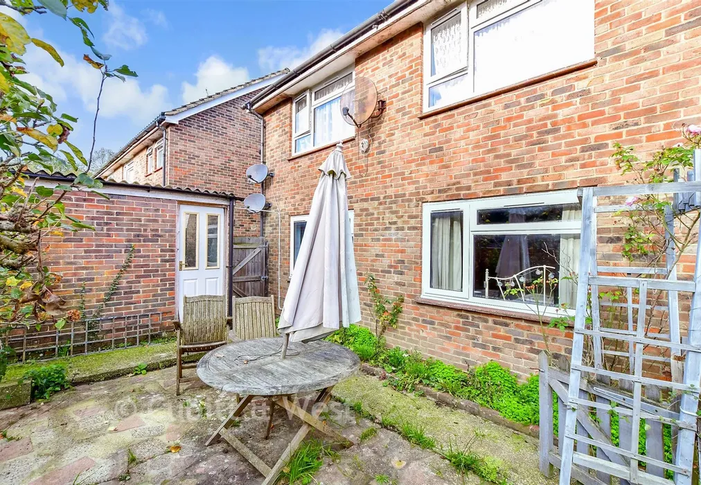 Rear Garden - Spinney North, Pulborough, West Sussex - Wards of Kent