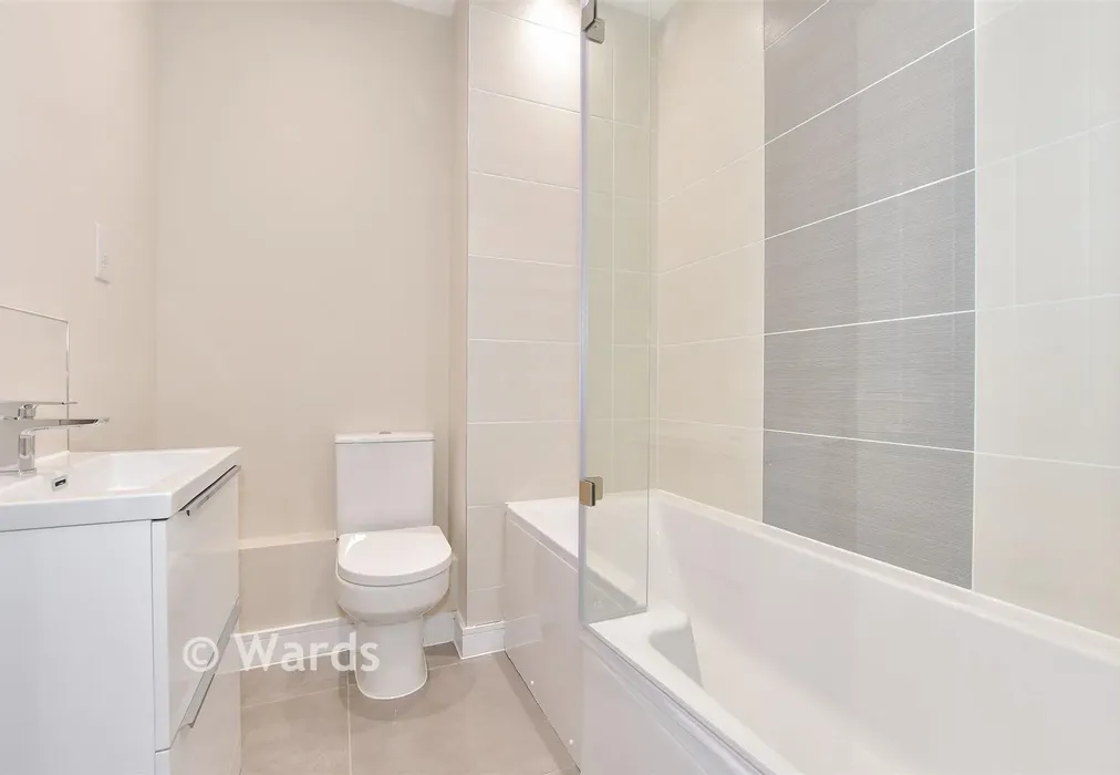 Bathroom - Scocles Farm, Scocles Road, Minster On Sea, Sheerness, Kent - Wards of Kent