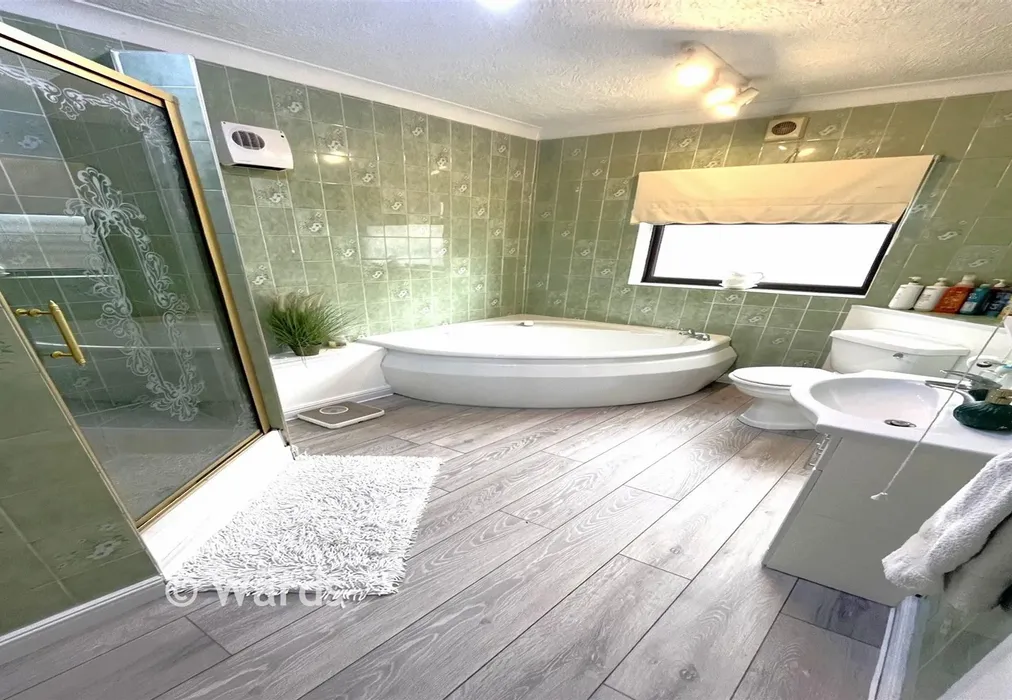 Bathroom - Queenborough Road, Halfway, Sheerness, Kent - Wards of Kent