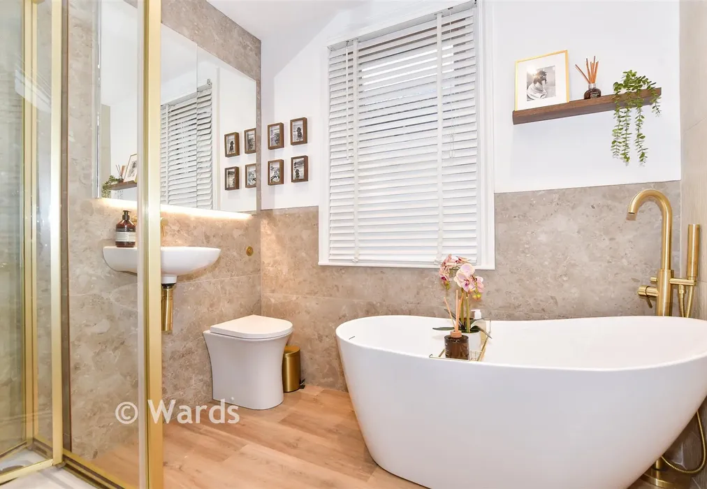 Bathroom - Hastings Road, Maidstone, Kent - Wards of Kent