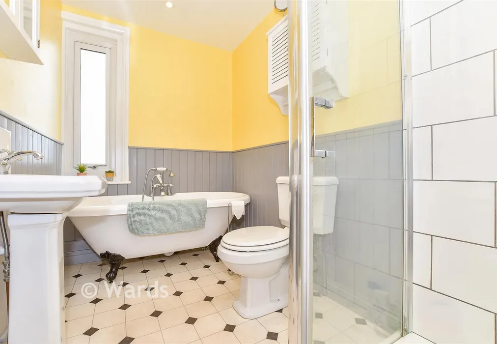 Bathroom - Woodside Road, Tonbridge, Kent - Wards of Kent