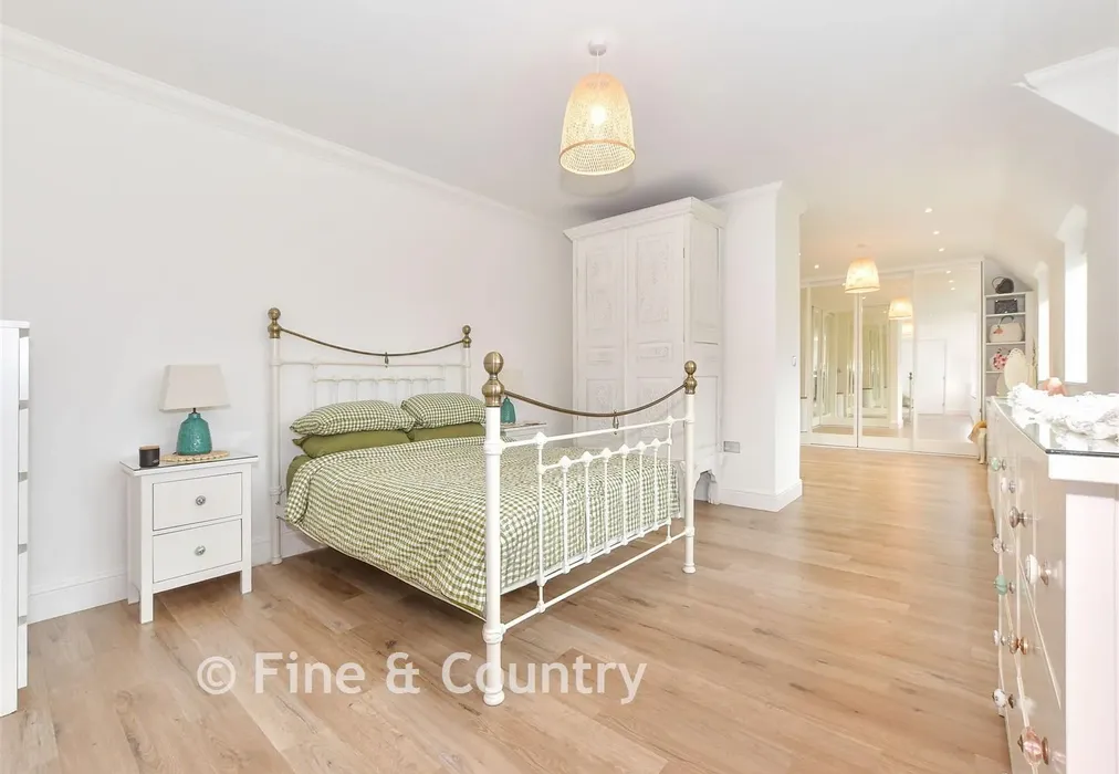 Main Bedroom - Bears Green, Ashford, Kent - Wards of Kent