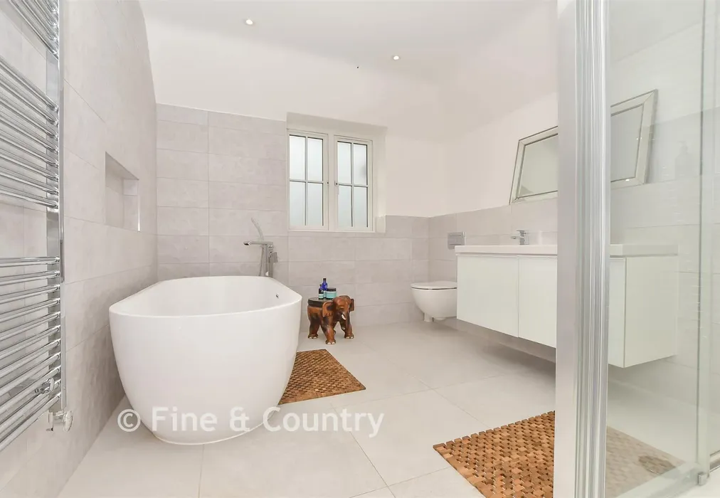 En Suite Bath/Shower Room - Bears Green, Ashford, Kent - Wards of Kent