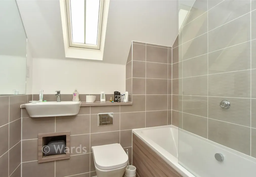 Bathroom - Ham Road, Faversham, Kent - Wards of Kent