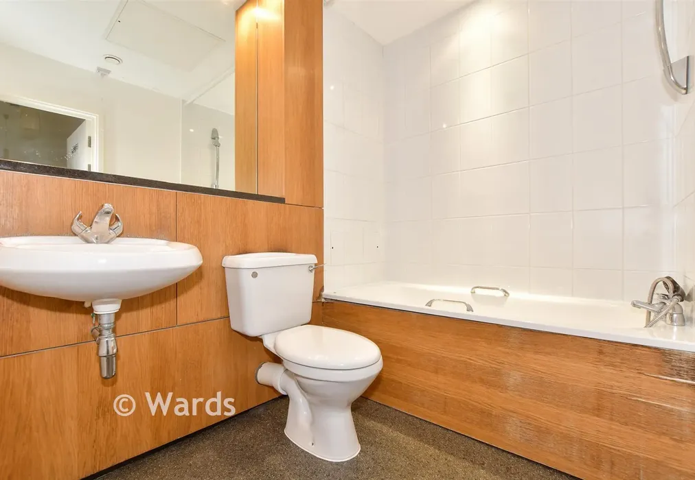 Bathroom - Clifton Gardens, Folkestone, Kent - Wards of Kent