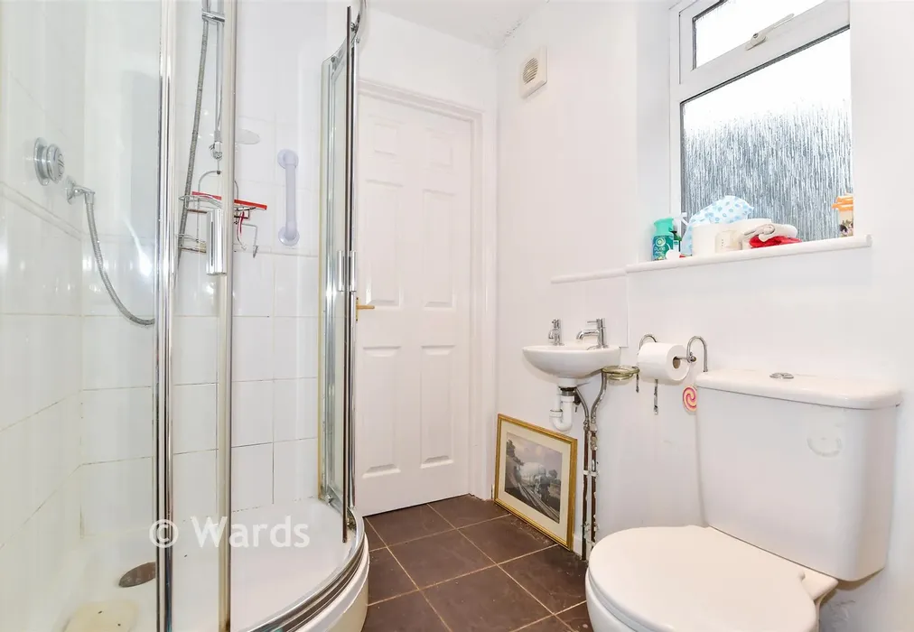 Jack And Jill En-Suite - The Orpines, Wateringbury, Maidstone, Kent - Wards of Kent