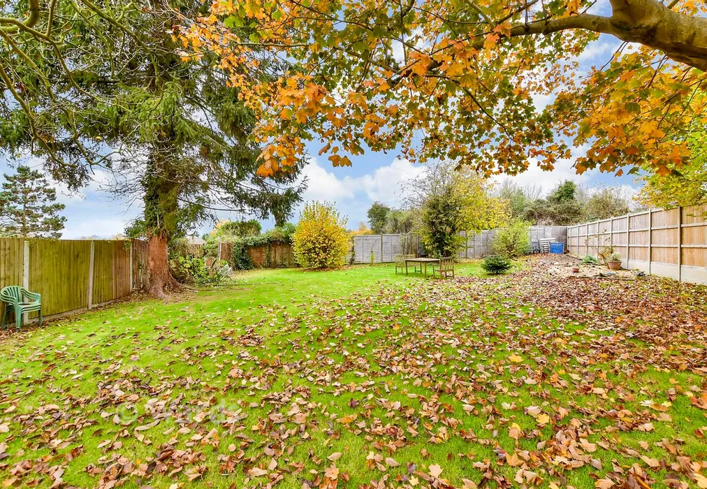 Rear Garden - The Orpines, Wateringbury, Maidstone, Kent - Wards of Kent