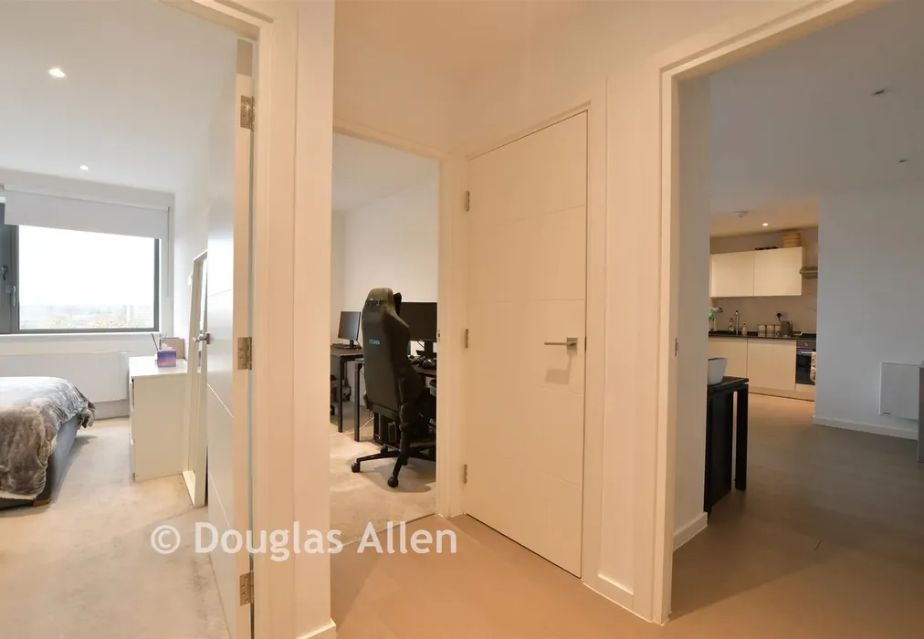 Hallway - Hubert Road, Brentwood, Essex - Wards of Kent