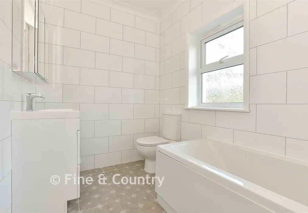 En-Suite Bathroom - Station Road, Ryde, Isle of Wight - Wards of Kent
