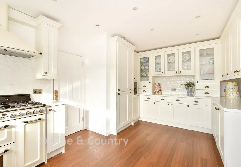 Kitchen - Station Road, Ryde, Isle of Wight - Wards of Kent