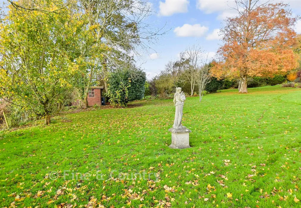 Front Garden - Station Road, Ryde, Isle of Wight - Wards of Kent